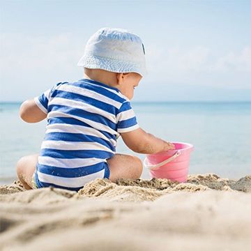 Tắm nắng bổ sung vitamin D an toàn cho trẻ trong mùa hè